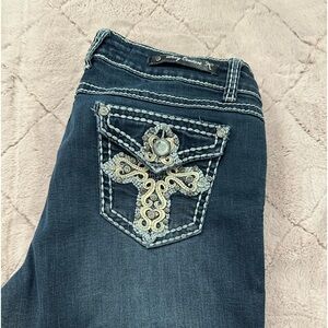 hi mamas selling these cute boot cut jeans ! Don’t miss out babes